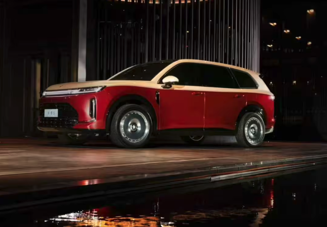 五菱华为合作旗舰华境S官宣新配色 炽焰鎏金双拼色亮相，上半年上市